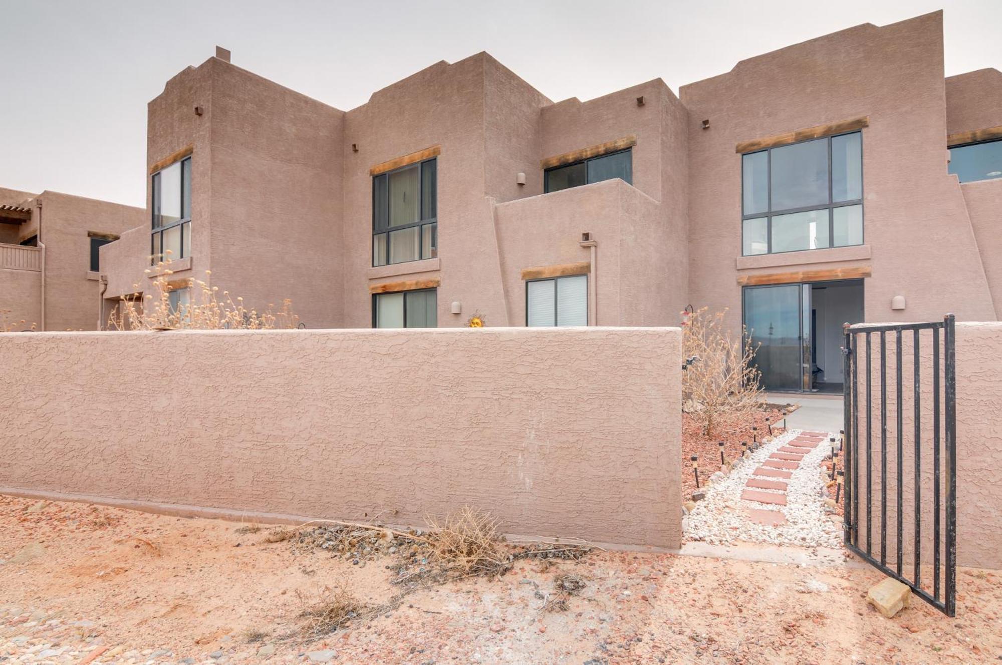 Adobe Townhome With Gorgeous Powell Views *